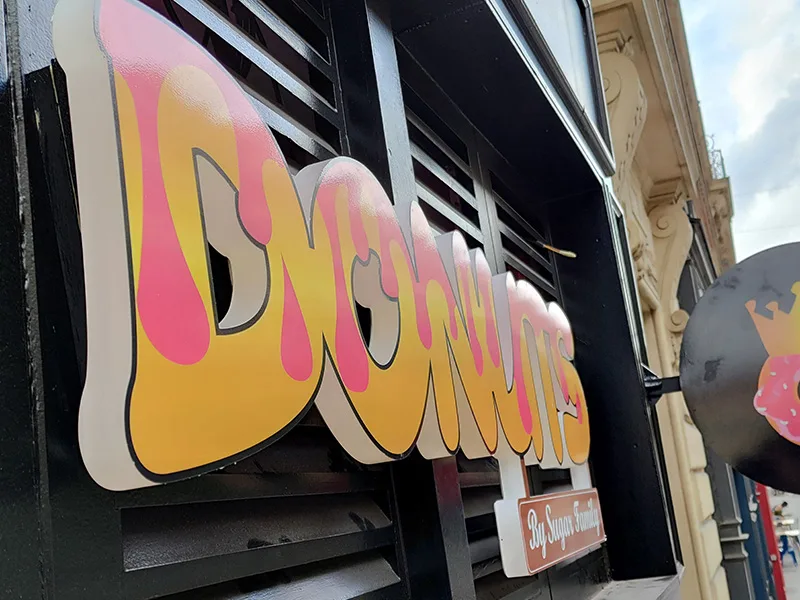 Lire la suite à propos de l’article ENSEIGNE LUMINEUSE LETTRE BLOC LED NÉON MARSEILLE Royal Donuts