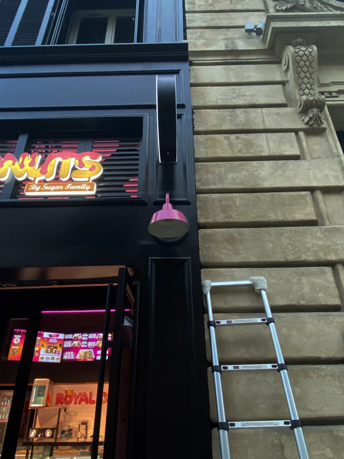 royal donuts fabrication enseigne bloc led lumineuse marseille vannes la seine sur mer landes aquitaine biscarrosse