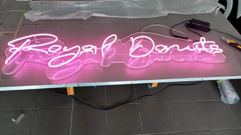 néon led espaces vente agenceurs magasin aménagement espaces design enseigne lumineuse adhésifs stickers panneau bandeau royal donuts vannes marseile niort aquitaine france